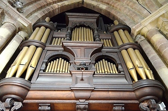 old_organ_in_the_church_200879