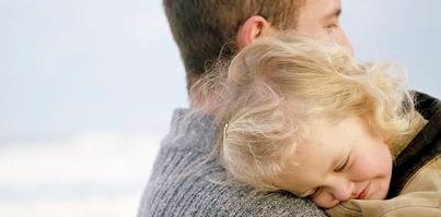 42709193-little-girl-being-carried-on-the-beach-by-her-father-she-has-her-head-on-his-shoulder-